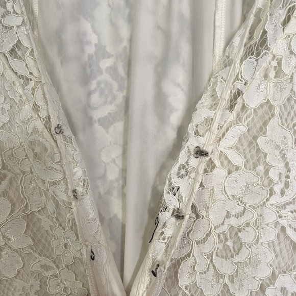 Pinko Cream Long Sleeve lace Dress
Size 4 - Picture 12 of 13